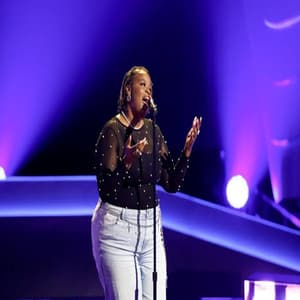 Amanda Mikkel performing during The Voice Season 30 Blind Auditions.